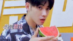 帅哥吃瓜照片,帅哥与神秘瓜果的甜蜜邂逅