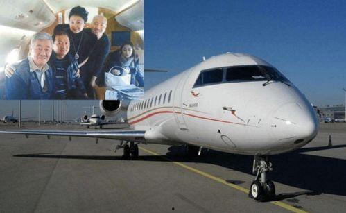 在飞机上吃瓜,瓜果飘香，云端共享美味