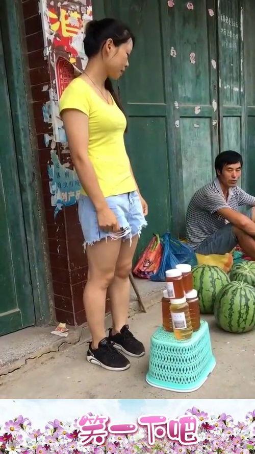 偷拍老妈吃瓜,老妈吃瓜的温馨一幕