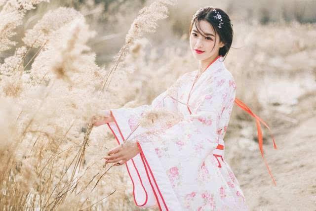 广西校花吃瓜,校园风云再起，瓜田李下引热议”